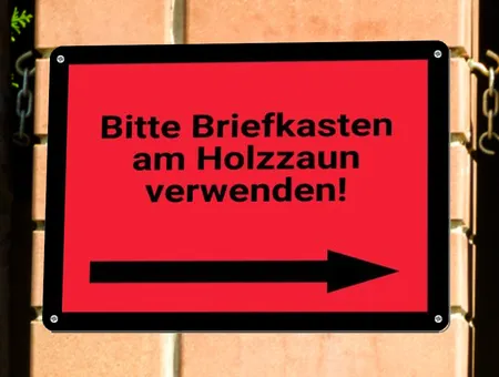Wegweiser Briefkasten am Holzzaun Bild