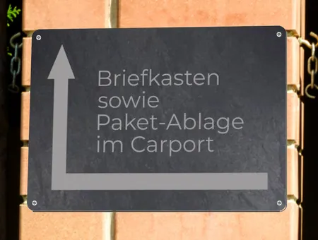 Wegweiser Briefkasten im Carport Bild