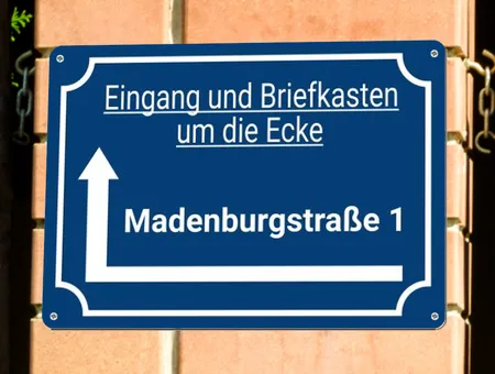 Wegweiser Briefkasten um die Ecke Bild