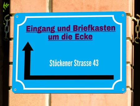 Wegweiser Briefkasten um die Ecke Bild