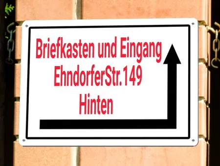 Wegweiser Briefkasten und Eingang um die Ecke Bild
