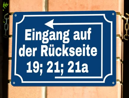 Wegweiser Eingang auf der Rückseite Bild