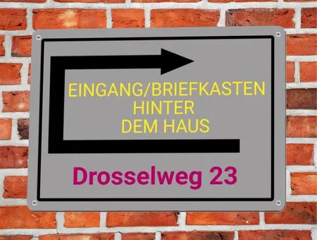 Wegweiser Eingang / Briefkasten hinter dem Haus Bild