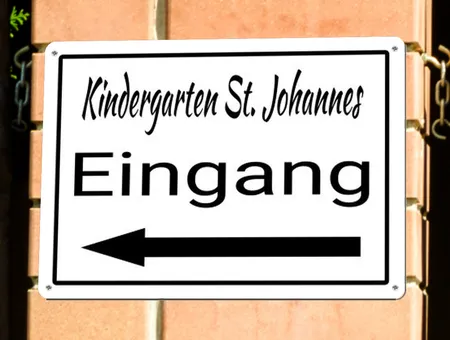 Wegweiser Eingang Kindergarten Bild