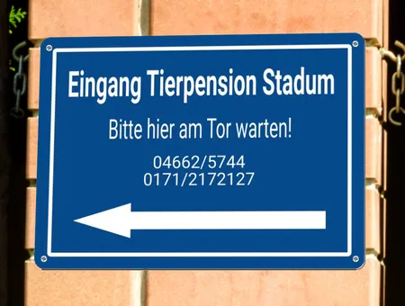 Wegweiser Eingang Tierpension Bild