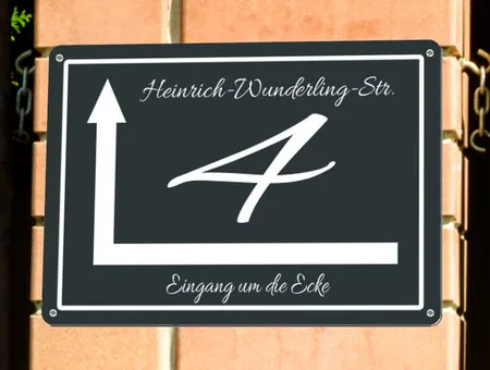Wegweiser Eingang um die Ecke Bild