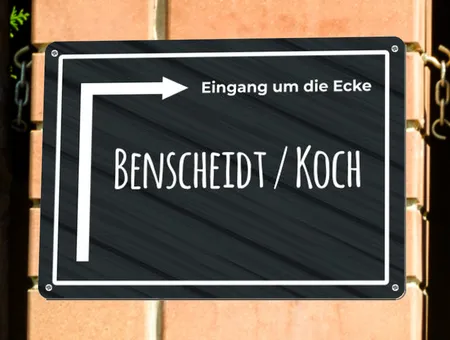 Wegweiser Eingang um die Ecke Bild