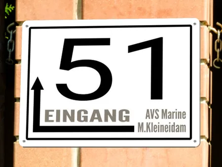 Wegweiser Eingang umdie Ecke Bild