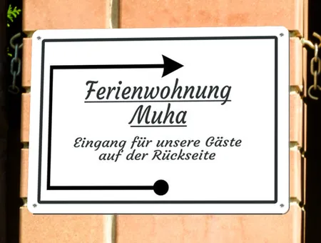 Wegweiser Ferienwohnung um die Ecke Bild