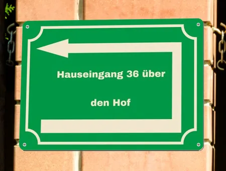 Wegweiser Hauseingang über den Hof Bild
