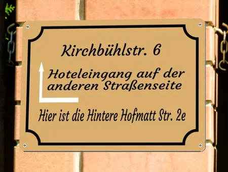 Wegweiser Hoteleingang auf anderer Straßenseite Bild