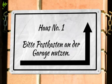 Wegweiser Postkasten an der Garage Bild