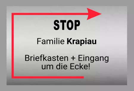 Wegweiser STOP Briefkasten + Eingang um die Ecke! Bild