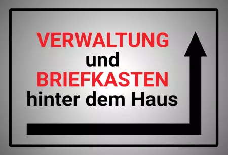 Wegweiser Verwaltung und Briefkasten hinter dem Haus Bild