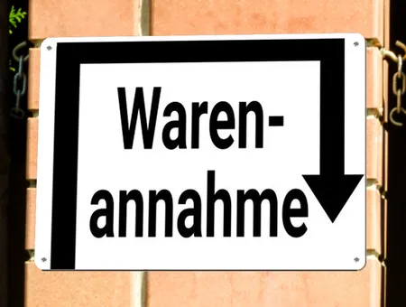Wegweiser Warenannahme rechts rum Bild
