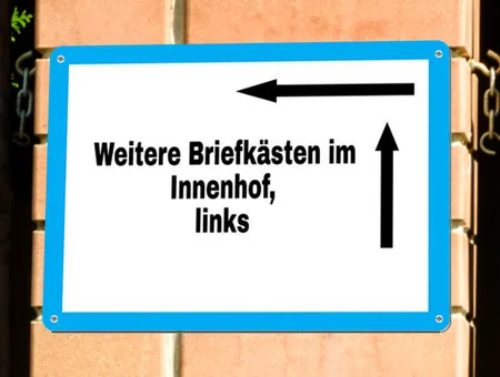 Wegweiser Weitere Briefkästen im Innenhof Bild