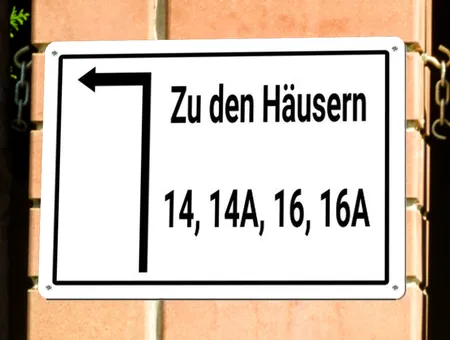 Wegweiser Zu den Häusern Bild